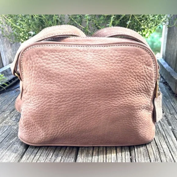Vintage/Rare Coach Nubuck Leather Bag
Style: #494
Soft Taupe
Excellent Condition - Picture 3 of 11